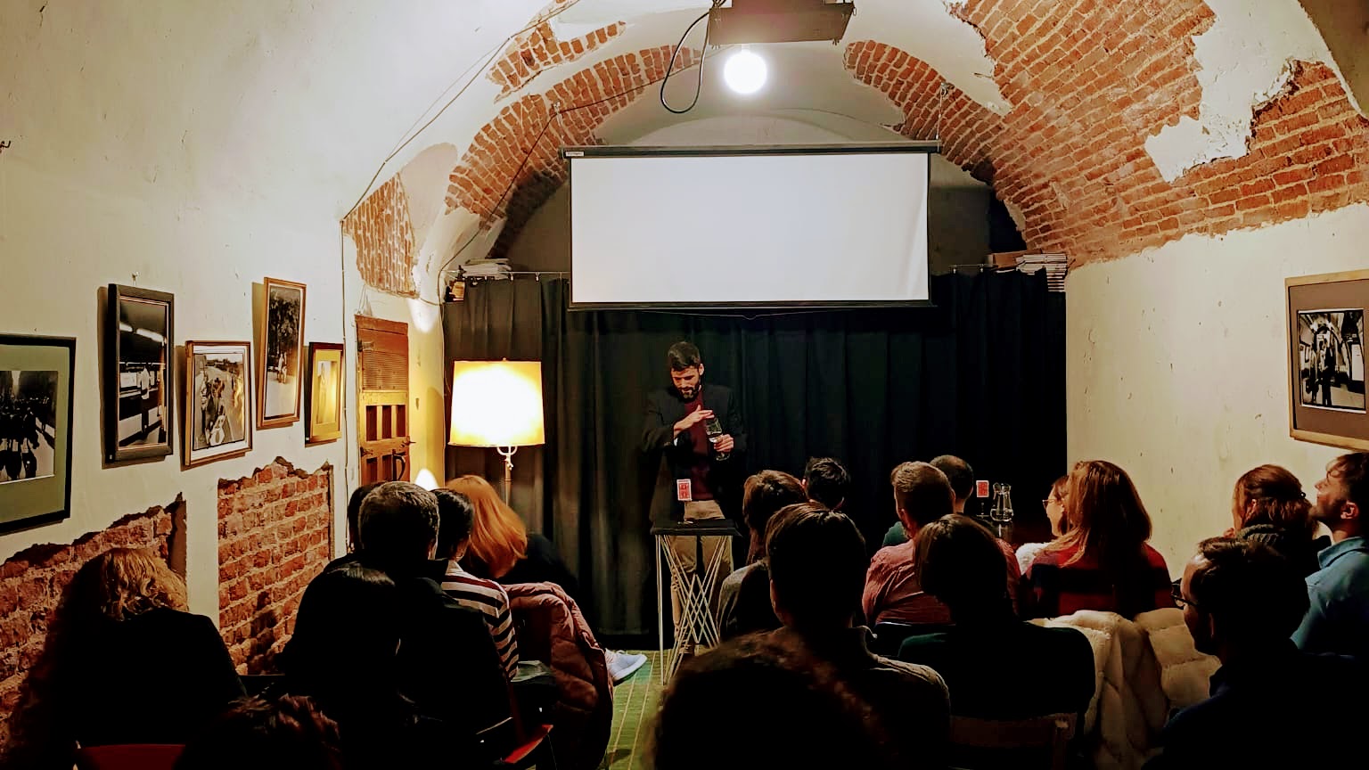 Show de magia de salón y de cerca para público